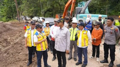 Menteri PU Dody Hanggodo ketika meninjau kondisi pascabencana banjir
