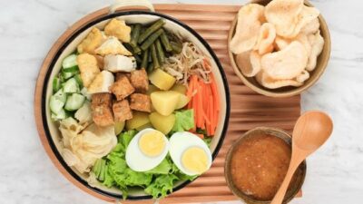 Sepiring gado-gado bisa menyimpan 'jebakan' kalori berlebih.