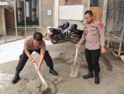 Polres Pasbar Perkuat Kedekatan dengan Masyarakat Lewat Kegiatan Gotong Royong