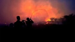 Petugas berjibaku memadamkan api karhutla di Kalimantan. (dok.bnpb)