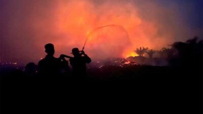 Petugas berjibaku memadamkan api karhutla di Kalimantan. (dok.bnpb)