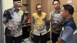 Gubernur Sumbar saat menjenguk Ketua MUI Sumbar yang menjadi korban KMP Bantumandi.
