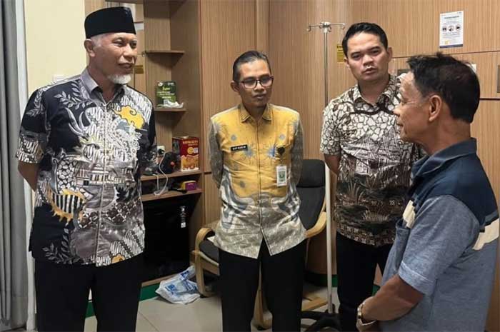 Gubernur Sumbar saat menjenguk Ketua MUI Sumbar yang menjadi korban KMP Bantumandi.